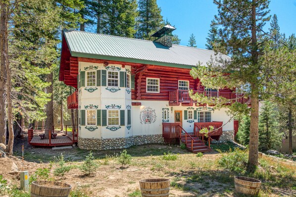 Exterior - Log-style home with spacious deck, close to China Peak Mountain (Shaver Lake)