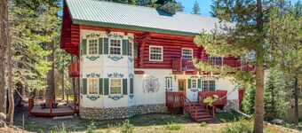 Spacious 3BR Swiss Chalet in Tamarack Estates w/ Decks, Gas Grill, WiFi & W/D