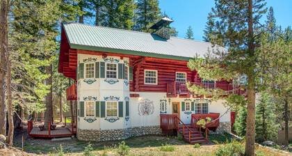 Spacious 3BR Swiss Chalet in Tamarack Estates w/ Decks, Gas Grill, WiFi & W/D