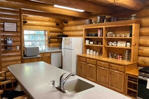 Fridge, microwave, oven, stovetop - Log-style home with spacious deck, close to China Peak Mountain (Shaver Lake)