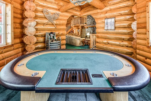 Log-style home with spacious deck, close to China Peak Mountain