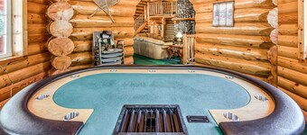 Log-style home with spacious deck, close to China Peak Mountain