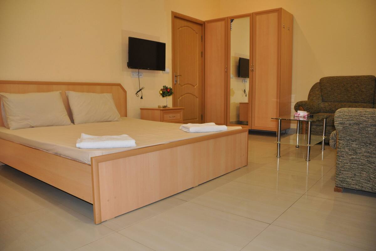 basic apartment | blackout curtains, soundproofing, iron/ironing board, free wifi