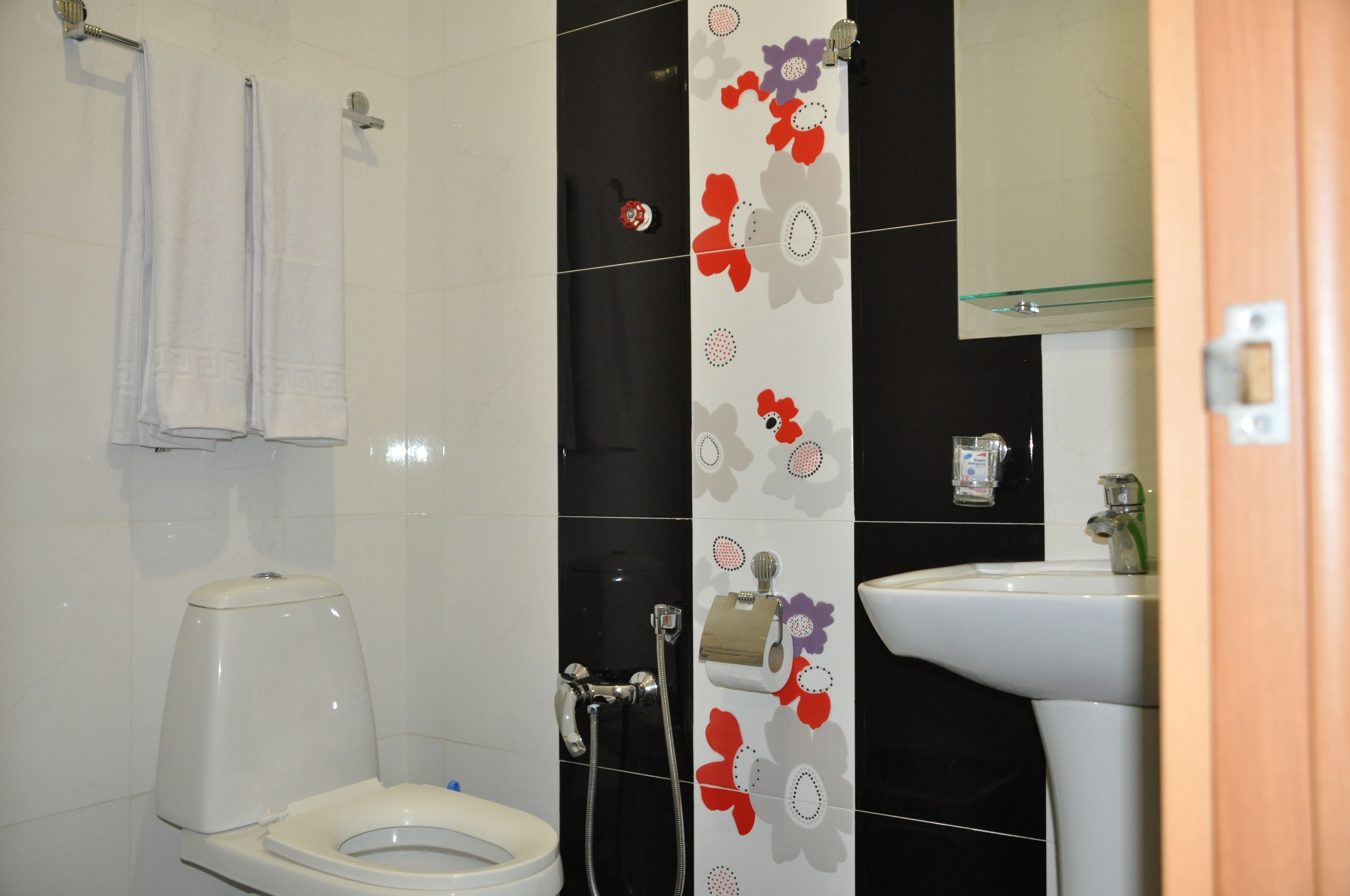 basic apartment | bathroom | shower, slippers