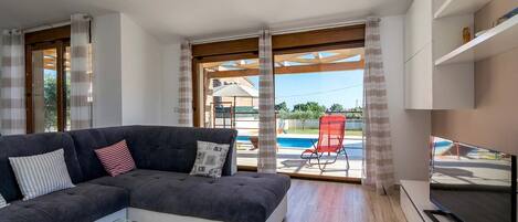 Fernseher, Kamin, DVD-Player, Tischtennisplatte