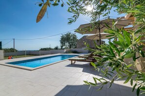 حمام سباحة