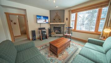 Smart-tv, een open haard en een stereo