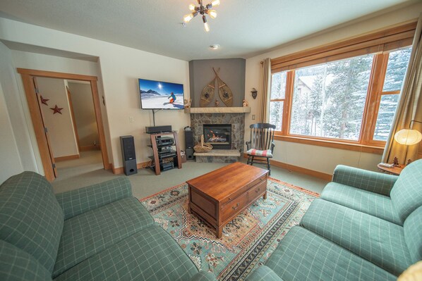 Smart TV, fireplace, stereo