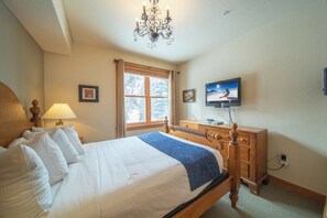 2 bedrooms, iron/ironing board, WiFi, bed sheets - Cozy Townhome walk to Slopes, Dining, Shops (Keystone)