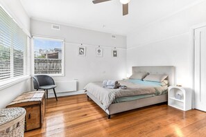 2 habitaciones, tabla de planchar con plancha, wifi y ropa de cama 