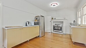 Fridge, microwave, oven, stovetop - Milville - Affordable & Central Location *New Listing 2019* - Wifi (Apollo Bay)