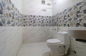 Shower, rainfall showerhead, designer toiletries, hair dryer -  Hotel Smart by Kelvish Hotel (New Delhi)