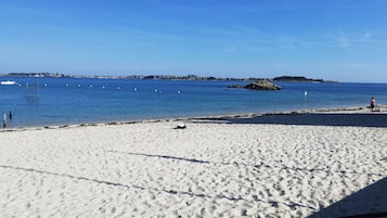 Plage, chaises longues