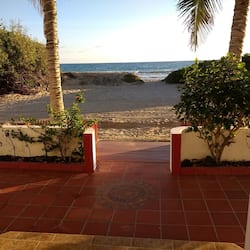 En la playa, arena blanca
