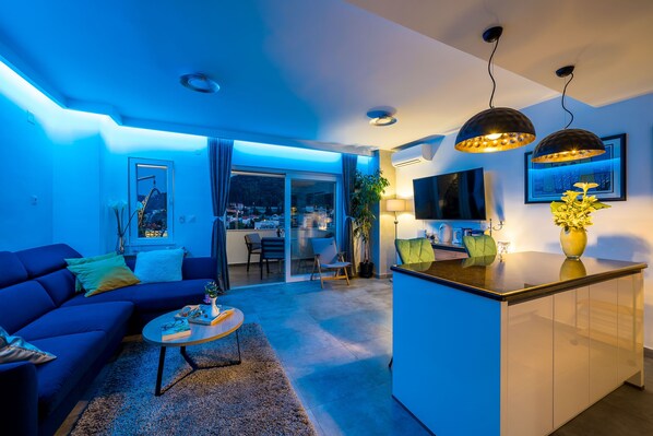Apartment (Superior 1 Bedroom Apt with Balcony) | Living room | Flat-screen TV