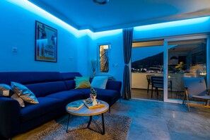 Apartment (Superior 1 Bedroom Apt with Balcony) | Wohnzimmer | Flachbildfernseher