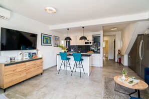 Apartment (Superior 1 Bedroom Apt with Balcony) | Private kitchen | Fridge, microwave, stovetop, coffee/tea maker
