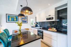 Apartment (Superior 1 Bedroom Apt with Balcony) | Eigene Küche | Kühlschrank, Mikrowelle, Herdplatte, Wasserkocher mit Kaffee-/Teezubehör