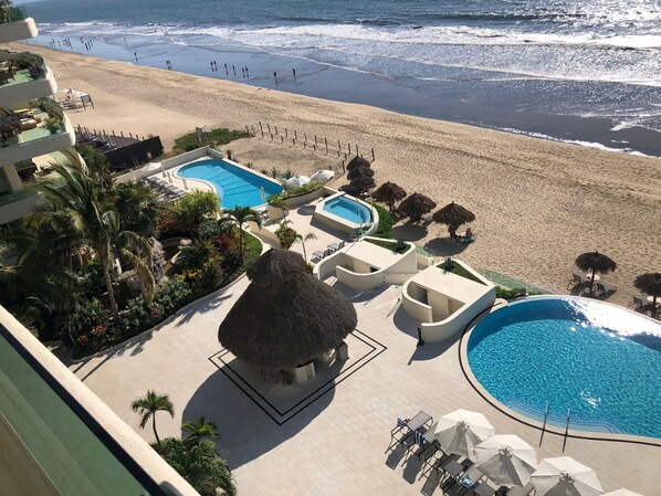 حمّام سباحة مُدفَّأ