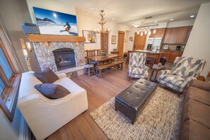 Smart TV, fireplace - Mountain View, Near Bike Park, Summer Festivals (Keystone)