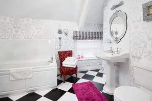 Deluxe Suite (Grooms Loft) | Bathroom | Free toiletries, hair dryer, towels - Coach House Bed & Breakfast Alnwick (Alnwick)