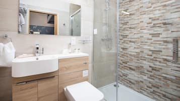 Gratis toiletartikelen, een haardroger, handdoeken