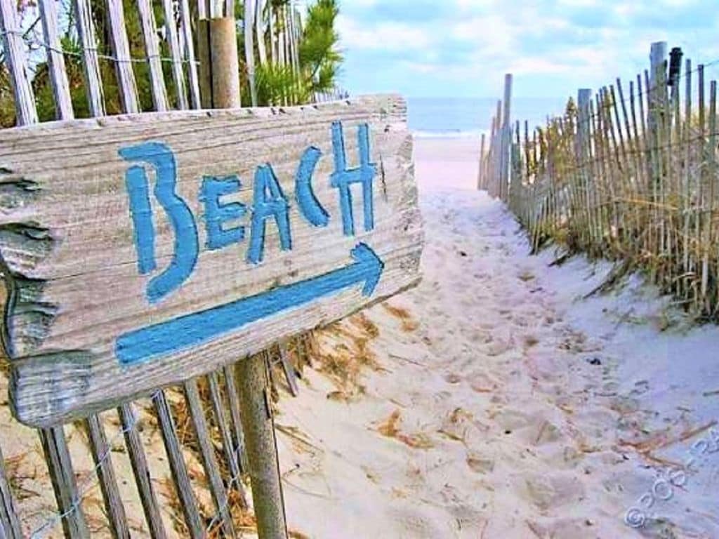 Playa en los alrededores, camastros y toallas de playa 