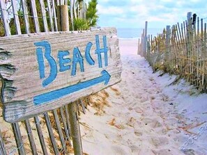 Nära stranden, solstolar och strandhanddukar