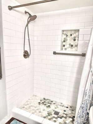 Dusche, Haartrockner, Handtücher, Seife