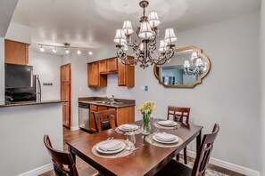 Dining - Delightful 2BR/2BA Condo in Heart of Scottsdale!! Split-Floor Plan!! (Scottsdale)