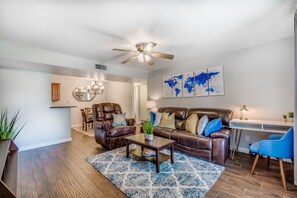 Smart TV, DVD player, printers - Delightful 2BR/2BA Condo in Heart of Scottsdale!! Split-Floor Plan!! (Scottsdale)