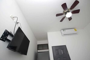 Basic Room (Fan, 34 USD) | Television - Hotel San José (San José)