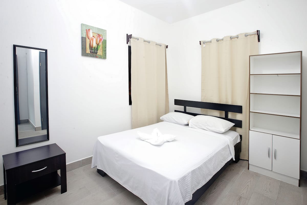 1 kamar tidur dan dilengkapi dengan perabotan berbeda-beda