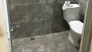 Dusj, dusjhode med hydromassaje, hårføner og håndklær