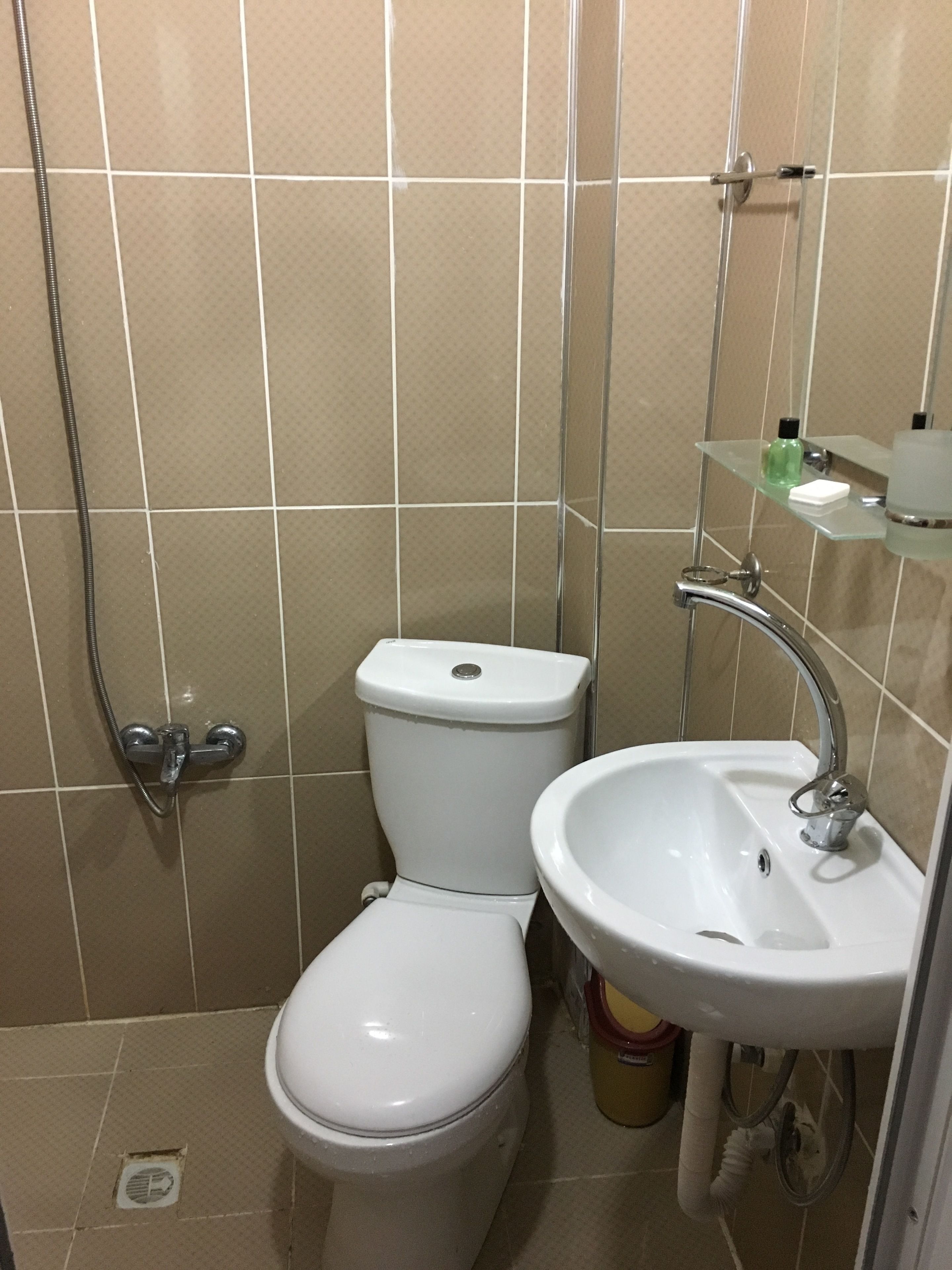 Een douche, een hydromassagedouche, een haardroger, handdoeken