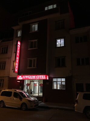 Front of property – evening/night - Uygun Otel (Erzurum)