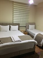 Habitación triple estándar | Escritorio y wifi gratis