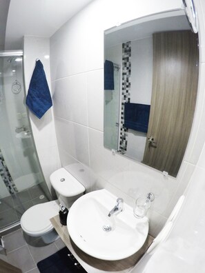 Hair dryer, towels, soap, shampoo - Beautiful Modern New Apartment! Close to the Airport Wi-Fi Netflix (Bogotá)