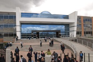 Exterior - Beautiful Modern New Apartment! Close to the Airport Wi-Fi Netflix (Bogotá)