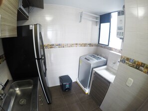 Jääkaappi, mikroaaltouuni, liesi, kahvin-/teenkeitin