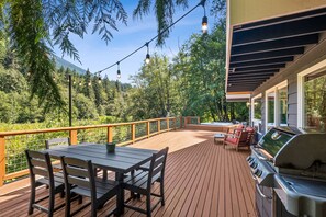 Outdoor dining - Diamond on the Sky: Riverfront mountain lodge w/ views, fireplace & WiFi (Skykomish)