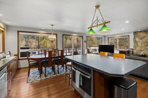 Dining - Diamond on the Sky: Riverfront mountain lodge w/ views, fireplace & WiFi (Skykomish)