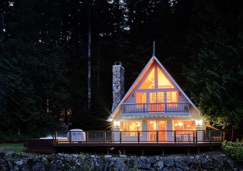 Diamond on the Sky: Riverfront mountain lodge w/ views, fireplace & WiFi