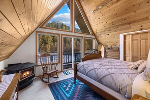 3 bedrooms, free WiFi, bed sheets - Diamond on the Sky: Riverfront mountain lodge w/ views, fireplace & WiFi (Skykomish)