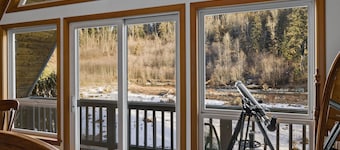 Diamond on the Sky: Riverfront mountain lodge w/ views, fireplace & WiFi