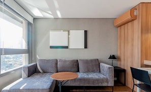 Departamento empresarial | Sala de estar | Televisión de pantalla plana y Netflix 