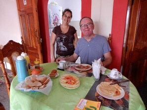 Desayuno con opciones de la cocina local todos los días (con cargo)