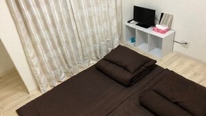 Bàn, khu vực làm việc phù hợp cho laptop, phòng cách âm