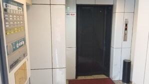 Bàn, khu vực làm việc phù hợp cho laptop, phòng cách âm