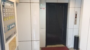 Individually decorated, individually furnished, desk, laptop workspace - Apartments Jakotel Namba (Osaka)